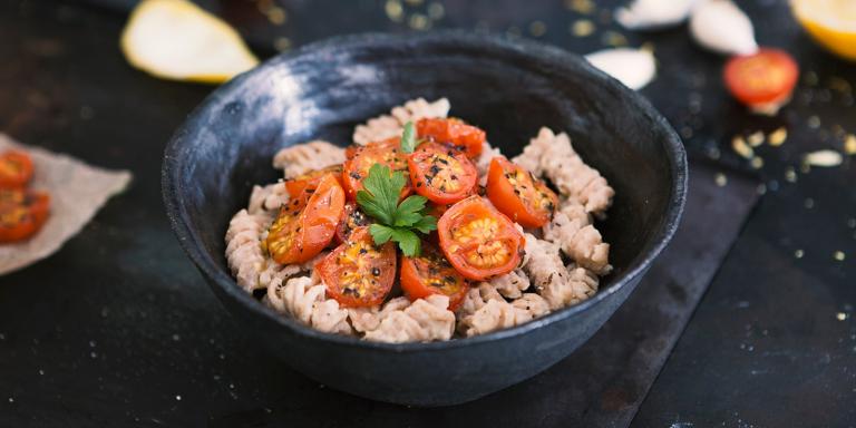 Valkopapukastike pastalle ja paahdetut tomaatit