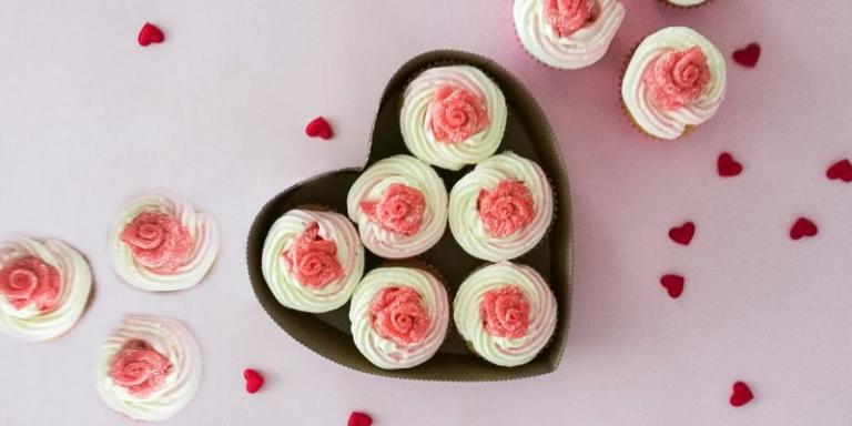 Valkosuklaa-muffinssit herkkuruusuilla