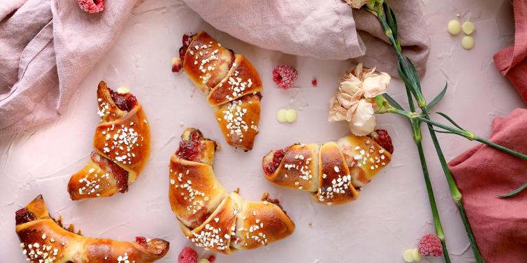 Valkosuklaiset vadelmapullasarvet