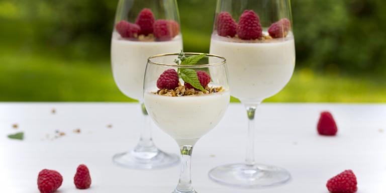 Vaniljainen Pannacotta mansikoilla ja kauramurulla