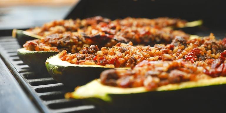 Vegaaniset täytetyt kesäkurpitsat grillissä