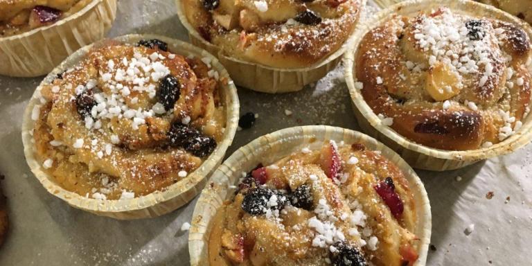 Vegaanit korvapuustit kauramaitoon kahdella eri täytteellä