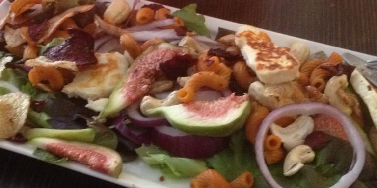 Viikuna-halloumisalaatti Pippuripastasta