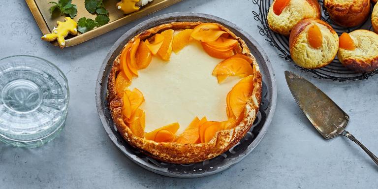 Rahkakakku keltaisilla hedelmillä