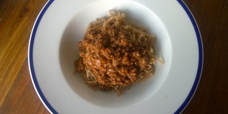 Ruskea jauhelihakastike ja rakettispagetti