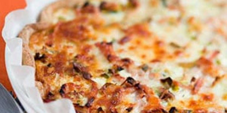 Suolainen piiras kinkku- tai kasvistäytteellä