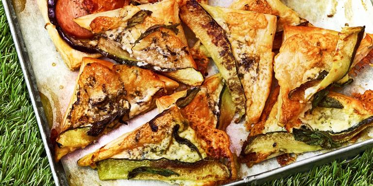 Kesäkurpitsa-sinihomejuustokolmiot