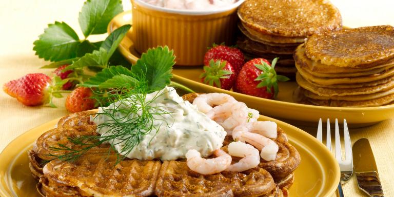 Vohvelit suolaisella ja makealla täytteellä