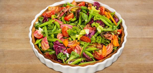 Värikäs tomaatti-papu-raitajuuri-salaattitäytteinen pyöreä piirakka