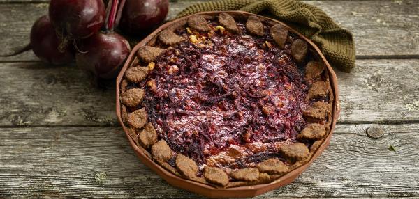 Pyöreä piirakka, jossa viipaloituja punajuuria ja sydänkoristelu reunoissa