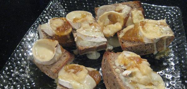 Leipäviipaleita jotka on kuorrutettu marmeladilla ja vuohenjuustolla