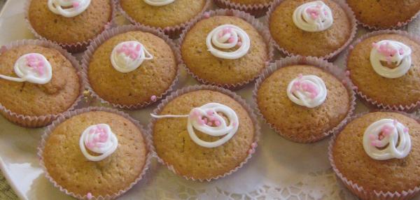 Ryhmä vaaleita pikeerillä koristeltuja kirsikkamuffineita leivosvuoissa