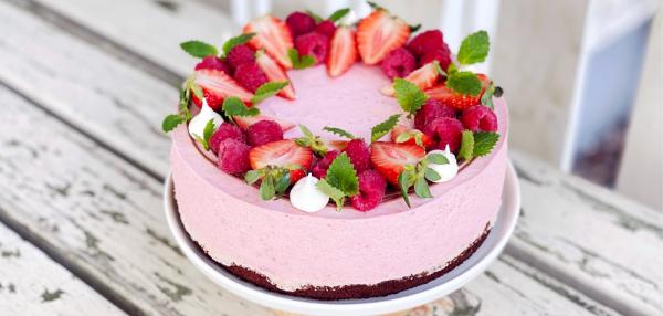 Mansikka-sitruunajuustokakku browniepohjalla