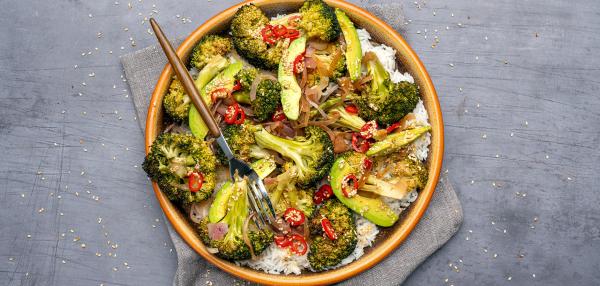 Avokado-broccoli-riisisalaatti