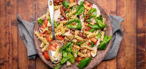 Kana-pekoni-pastasalaatti