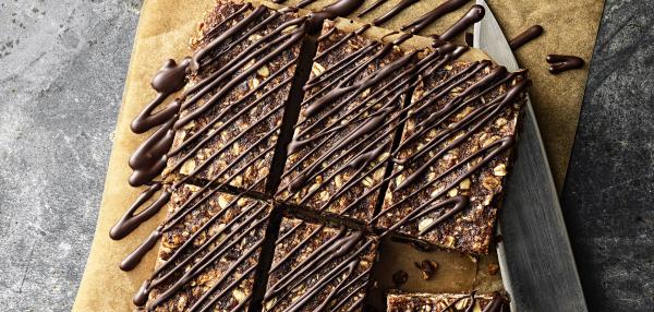 Leikkuulautasella patukoiksi leikatut herkkupatukat ja veitsi.