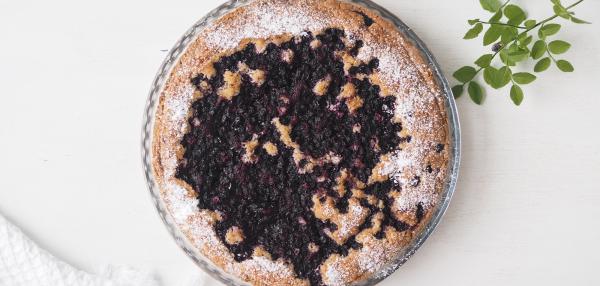 Valkosuklainen hasselpähkinä-mustikkapiirakka