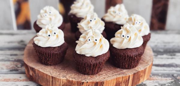 Pihlan suklaiset kummituskuppikakut vadelmayllätyksellä (halloween)