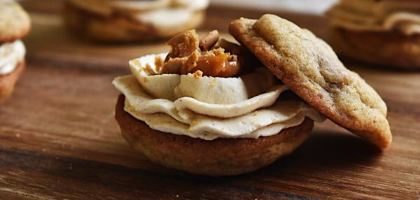 Ainoliina Leskelän pipari-suklaatäytekeksit kinuskisydämellä