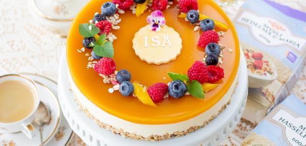 Hedelmäinen isänpäiväkakku myslipohjalla