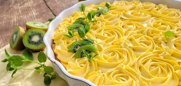 Rahkapiirakka kiivillä ja mangolla