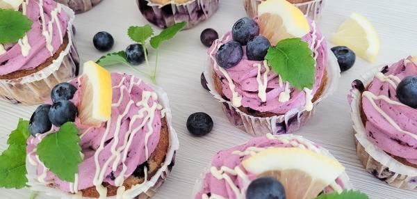 Sitruunaiset mustikkakuppikakut valkosuklaalla