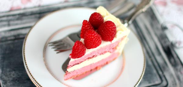 Vadelma-valkosuklaakakku