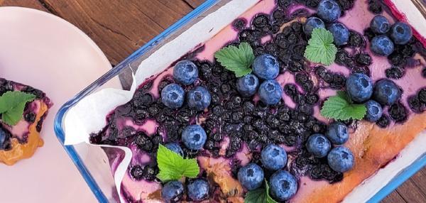 Kinuskinen kerrosmustikkapiirakka