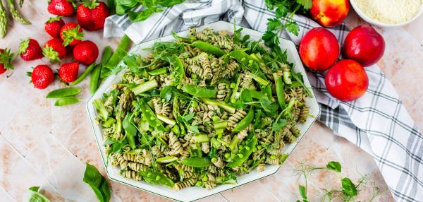 Vihreä pastasalaatti juhliin