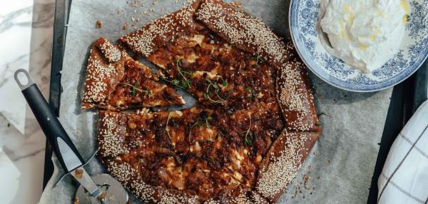 Sipulipiirakka ja vaahdotettua fetaa