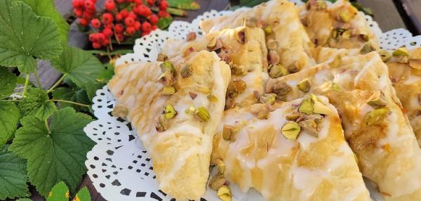 Satokausipasteijat luumulla ja pistaasilla