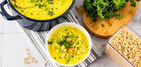 Kermainen kanakeitto sydänpastalla