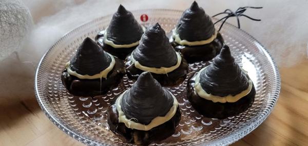 Halloween-leivonnaiset valkosuklaa-cookiella ja Hopeatoffee-hatulla