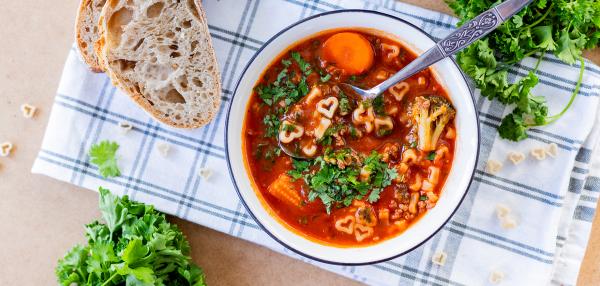 Tomaattinen jauhelihakeitto pastalla