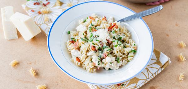 Kana-pekonikastike pastan kanssa