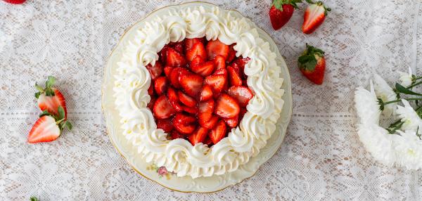 Mansikkatäytekakku sokerikakkupohjaan