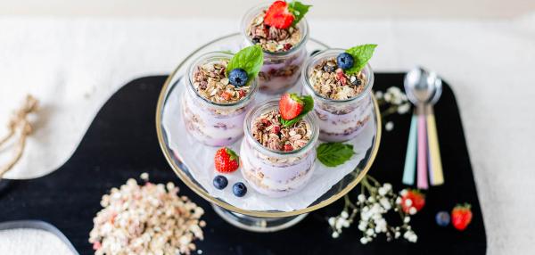 Marjainen kerrosjogurtti