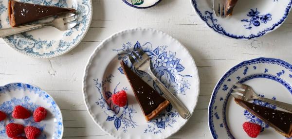 Tuplasuklaapiirakka cookietaikinasta