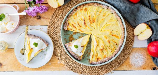 Omenapiirakka kermaviilitäytteellä