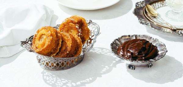 Karamellisoitu kanelikierre suklaaganachella