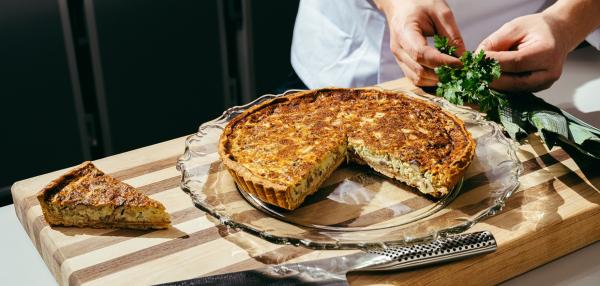 Juustoinen parsa-sieni kasvispiirakka