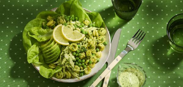 Annos Green Goddess-pastasalaattia lautasella pöydällä