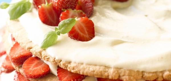 Kesäinen mansikkakakku