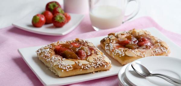 Mansikka-raparperipullat