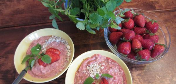 Raparperi-mansikkatuorepuuro