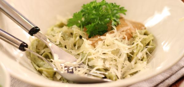 Yrttipastaperhoset itse tehtyyn pastaan