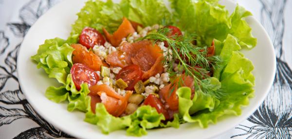 Lohi-ohrasalaatti lehtipedillä