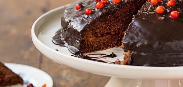 Suklaakakku pihlajanmarjahillolla