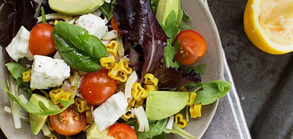 Täysjyväpastasalaatti