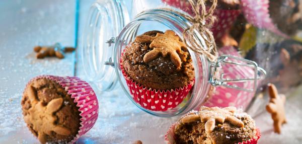 Taatelimuffinit Piparikoristein
